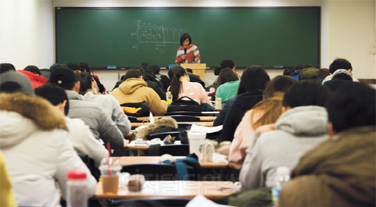 서울 노량진의 한 공무원 고시학원에서 취업준비생들이 공부를 하고 있다. 인사혁신처에 따르면 올해 9급 공무원 시험에 22만8368명이 지원해 경쟁률이 46.5대 1에 달한다고 밝혔다..  유동일기자 eddieyou@